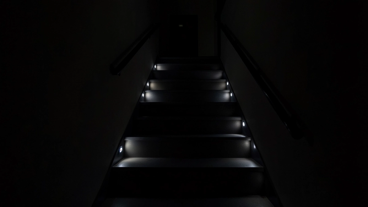 Schemat oświetlenia schodów z czujnikami ruchu