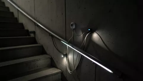 jak podłączyć oświetlenie klatki schodowej