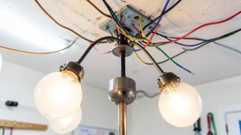jak podłączyć żyrandol na 3 żarówki