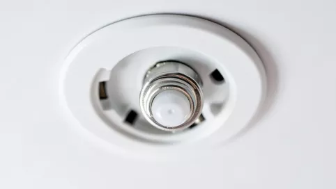 jak wkręcić żarówkę gu10