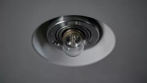 jak wyjąć żarówkę halogenową z oprawy w suficie