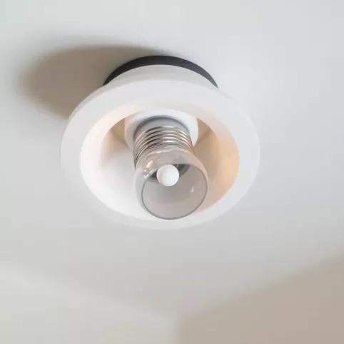 Jak wyjąć żarówkę LED z oprawki