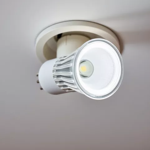 Jak wymienić żarówkę LED GU10