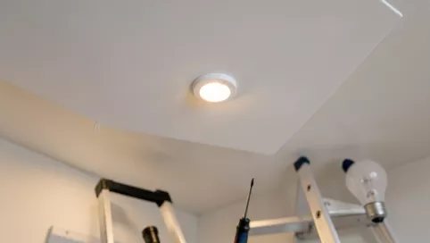 jak wymienić żarówkę led w suficie podwieszanym