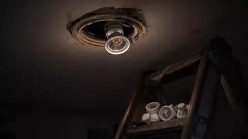 Jak wymienić żarówkę w halogenie sufitowym