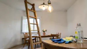 jak wymienić żarówkę w lampie sufitowej