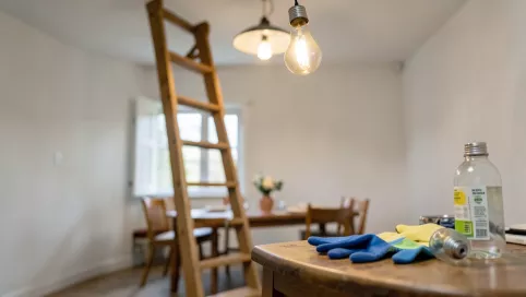 jak wymienić żarówkę w lampie sufitowej