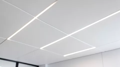montaż oświetlenia led w suficie podwieszanym cena