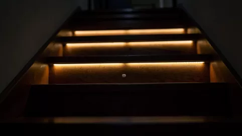 oświetlenie stopni schodów z czujnikiem ruchu