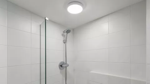 oświetlenie sufitowe do małej łazienki