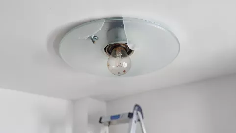 plafon sufitowy jak wymienić żarówkę