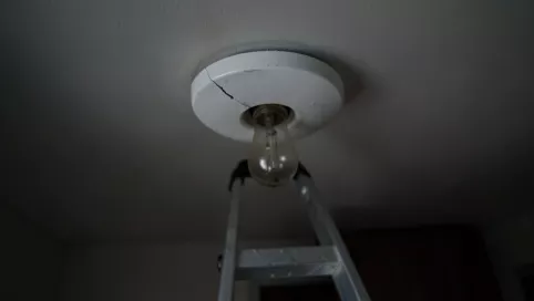 plafon sufitowy wymiana żarówki