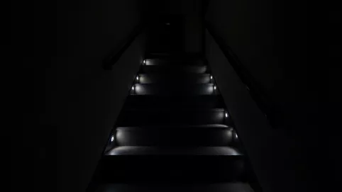 Schemat oświetlenia schodów z czujnikami ruchu