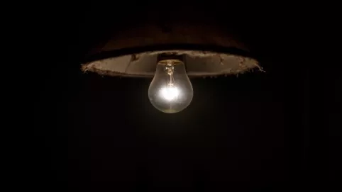 Świecąca żarówka bez prądu