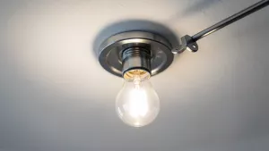 wymiana żarówki gu10 w oprawie sufitowej