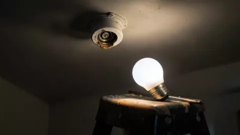 Wymiana żarówki LED w oprawie sufitowej