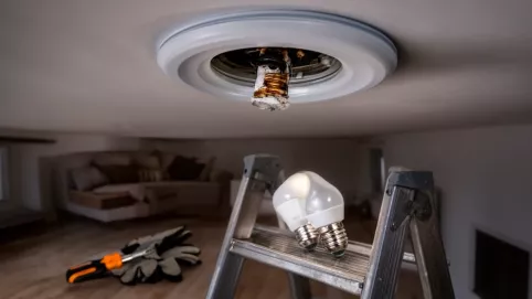 wymiana żarówki plafon