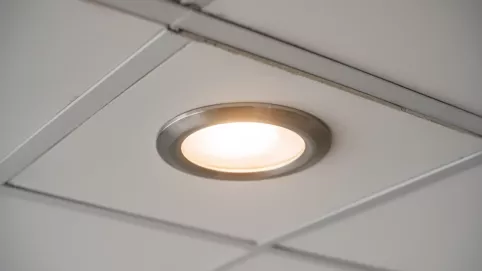 żarówka do sufitu podwieszanego